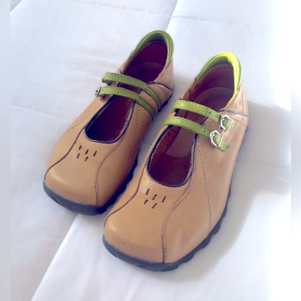 NWOT Caterpillar Inc. Mary Janes. Size 6. - Picture 2 of 16